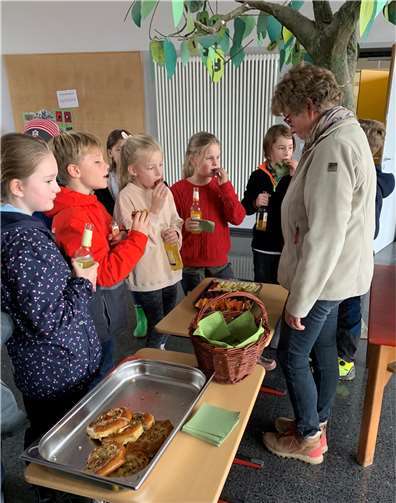Vor der Pflanzaktion stärkten sich die Kinder bei einem leckeren Imbiss, den die W.I.S.O. spendiert hatte.