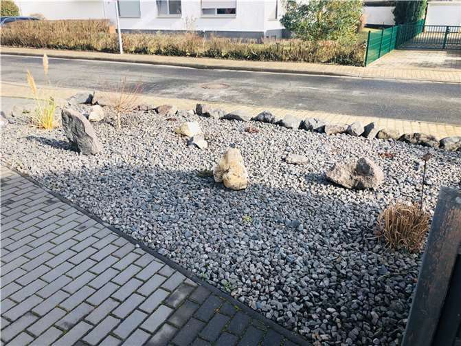 Vor der Pflanzung der Bienenbeetboxen (Verlosung 2021) Quelle: Kreisverwaltung Neuwied