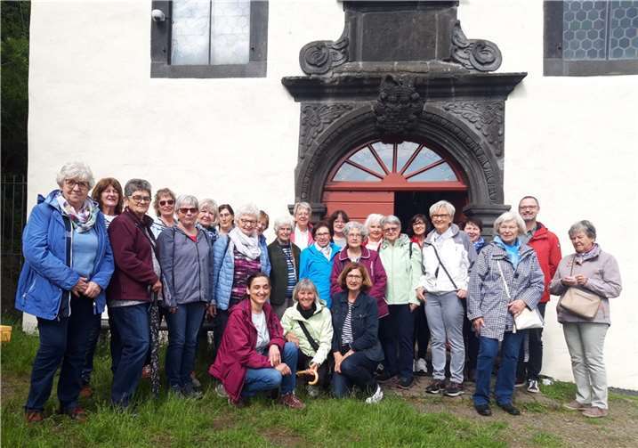 Vor der Pützfelder Marienwallfahrtskapelle. Foto: privat