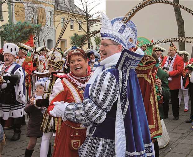 Vor der Rathauserstürmung tanzen die Majestäten auf dem Rathausvorplatz, wie man sieht in bester Siegerlaune.