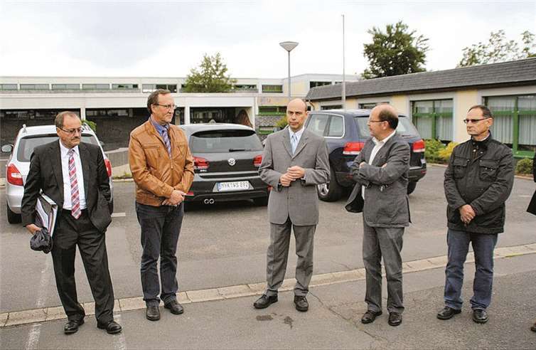 Vor der Realschule plus St. Stephanus (v.l.): Bürgermeister Gerd Heilmann, Vorsitzender Walter Wendel, stellvertr. Schulleiter Herr Möntenich, Schulleiter Herr Schmitz und Fraktionsvorsitzender des CDU Gemeindeverband Richard Heinz.