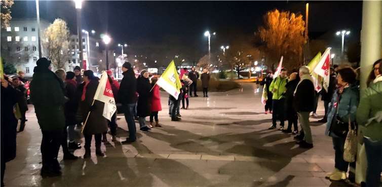 Vor der Rhein Mosel Halle demonstrierten GKM Mitarbeiter für einen Verbleib im öffentlichen Tarif. Foto: HEP