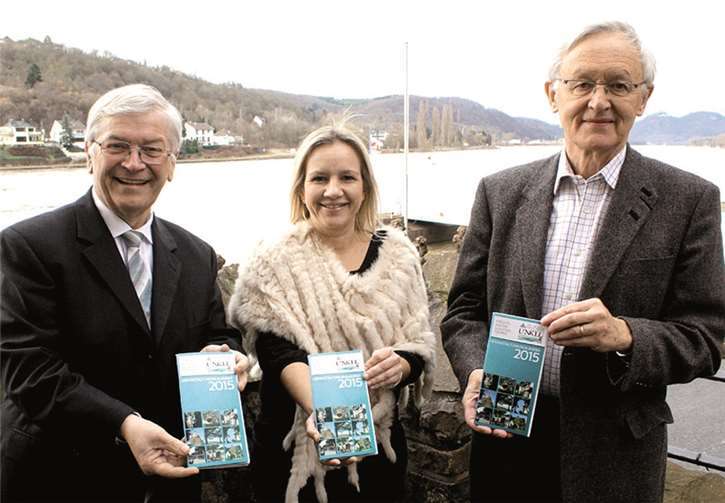 Vor der Rheinkulisse flankierten Gerhard Hause und Rex Stephenson bei der Präsentation des Veranstaltungskalenders ihre Mitstreiterin Birgit Körnig. DL