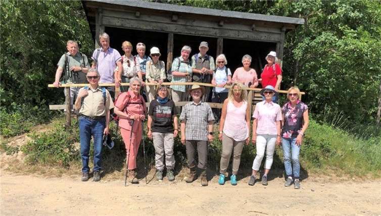 Vor der Schutzhütte am Silberberg. Foto: privat