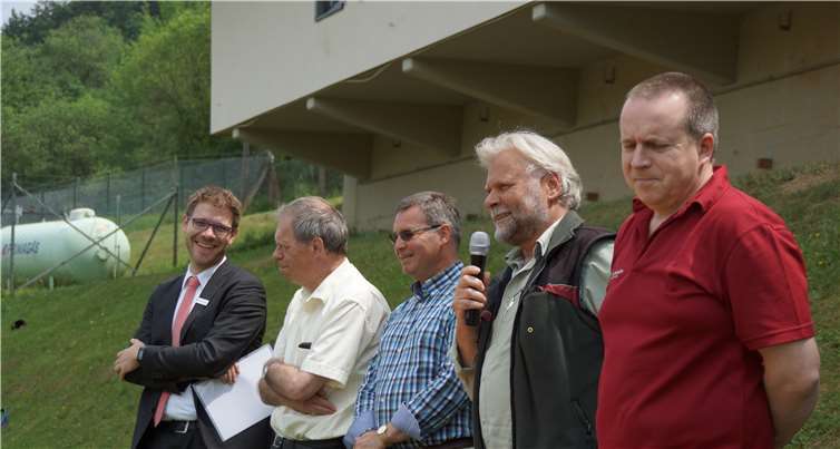 Vor der Siegerehrung durch Andreas Michel sprach Forstamtsleiter Winand Schmitz im Beisein von dem Kreisbeigeordneten Horst Gies, Bürgermeister Achim Haag und dem Vertreter der KSK Ahrweiler, Christian Frings (v.r.) einige Grußworte.
