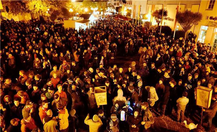 Vor der Siegerehrung füllte sich der Marktplatz.