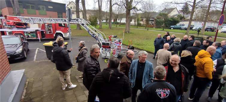 Vor der Sitzung schauten sich Stadtratsmitglieder das neue Drehleiterfahrzeug an, das die Stadt Bendorf und die VG Vallendar angeschafft hatten. Foto: HEP