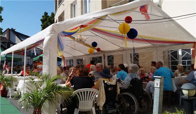 Vor der Sonne geschützt, mit direktem Blick auf die Manege, hatten auch die Bewohner ihr eigenes „Zirkuszelt“.