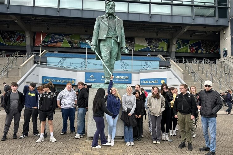Vor der Statue am Croke Park: Die Gruppe erhielt spannende Einblicke in die irischen Nationalsportarten und ihre Rolle für Gemeinschaft und Tradition.