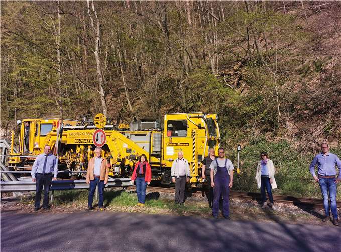Vor der Stopfmaschine der Firma Erfurter Gleisbau von links: Johannes Bell, Manfred Schlich, Elisabeth Dahr, Jochen Seifert, Mitarbeiter Erfurter Gleisbau, Simone Schneider, Alexander Bell.Foto: FWG