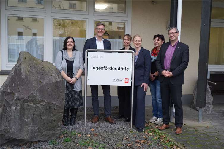 Vor der Tagesförderstätte (TAF) im Caritas Zentrum (v.l): Stephanie Pohl (Leiterin TAF), Thomas Buckler (Geschäftsführer St. Raphael), Andrea Todesco (MASTD), Sozialministerin Dörte Schall, Petra Neideck-Pung (Mitarbeitervertretung), Diözesan-Caritasdirektor Christoph Wutz.  Foto: ©MASTD