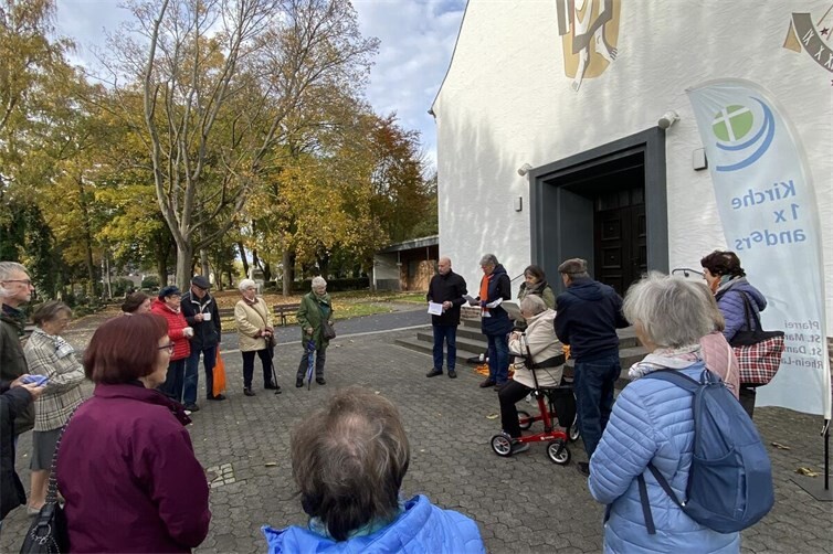 Vor der Trauerhalle des Friedhofes an der Braubacher Straße laden Pfarrgemeinde und Kolpingsfamilie zum Gedenken ein.
