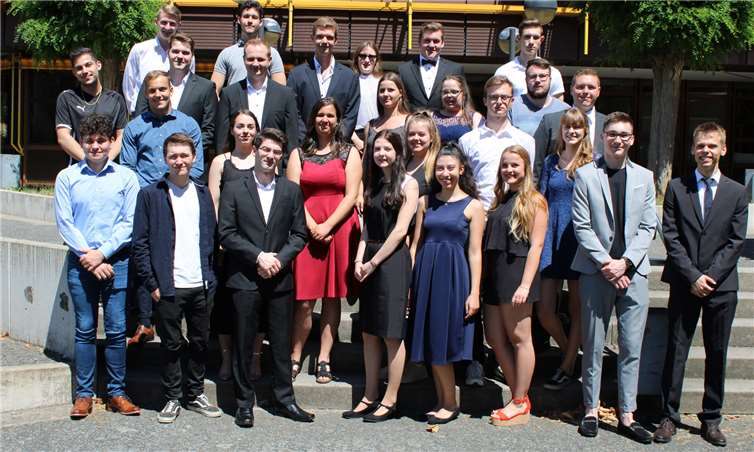 Vor der Übergabe der Abiturzeugnisse stellten sich die frischgebackenen Abiturientinnen und Abiturienten zum Gruppenfoto. Fotos: DU