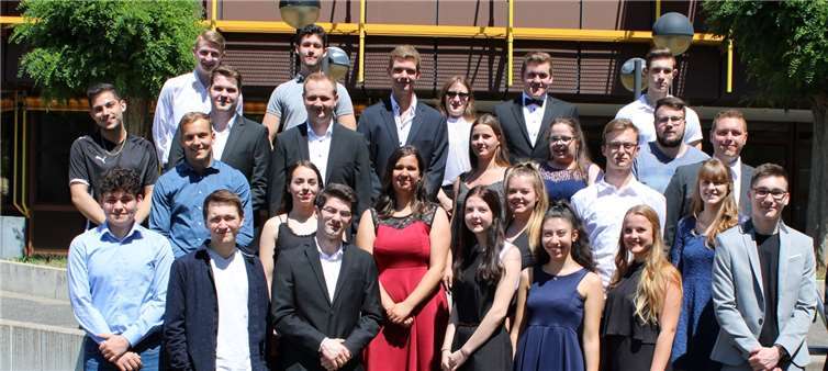 Vor der Übergabe der Abiturzeugnisse stellten sich die frischgebackenen Abiturientinnen und Abiturienten zum Gruppenfoto.Fotos: DU