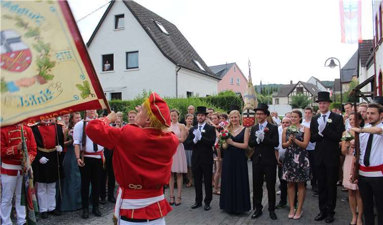Vor der Vereinsfahne stellten sich Christoph Damme und Marion mit ihren Ehrenpaaren zu den Schwenkdarbietungen auf.