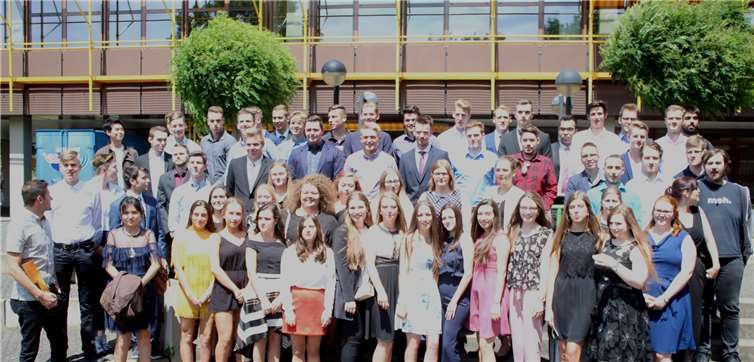 68 Schülerinnen und Schüler erhielten ihre Abiturzeugnisse Vor der Vergabe der Abiturzeugnisse stellten sich die Abiturientinnen und Abiturienten zum Gruppenfoto. DU
