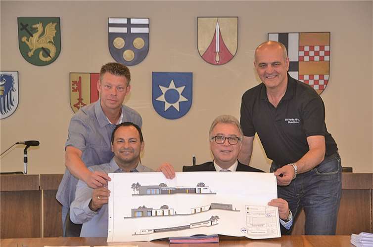 Vor der Vertragsunterzeichnung zeigen Bürgermeister Eckhard Maack (Mitte) sowie Luigi Belgiovine mit Jörg Makowski (li.) sowie Werner Neffgen (re.) die Pläne des gemeinsamen Vereinsheimes. -Weigert-