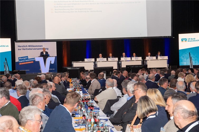 Vor der Vertreterversammlung in der Koblenzer Rhein-Mosel-Halle präsentierte Vorstandschef Sascha Monschauer eine positive Bilanz für das Jahr 2025.