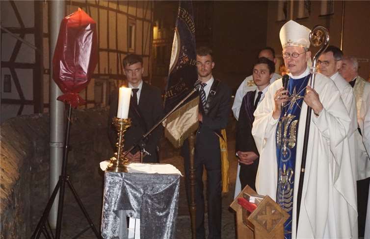 Vor der Wallfahrtskirche spendete Erzbischof Reiner Maria Kardinal Woelki den Segen.