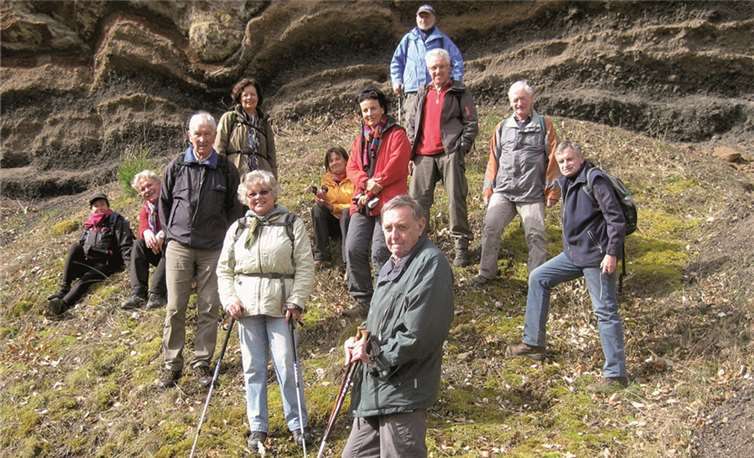 Vor der Wand mit stecken gebliebenen Bomben.  Privat