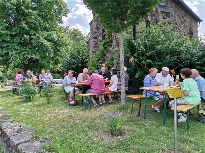 Vor der Wenzelkapelle saß man in gemütlicher Runde beisammen.  Foto: Kolping St. Martin/privat