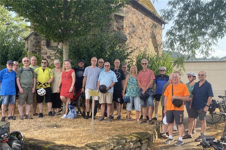 Vor der Wenzelkapelle wurde das Gruppenfoto gemacht.