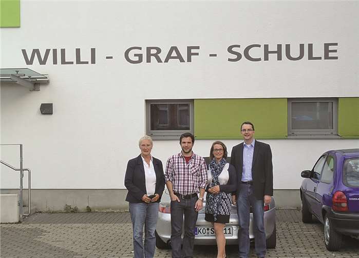 Vor der Willi-Graf-Schule v.l.: die schulpolitische Sprecherin der CDU-Fraktion Monika Sauer, Thomas Roos, Julia Kübler, Dirk Mettler (Mitglieder des Schulträgerausschusses). privat