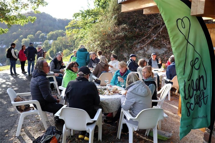 Vor der Wingerthütte beim Wein im Sonnenschein - schöner könnte der Abschluss kaum sein.