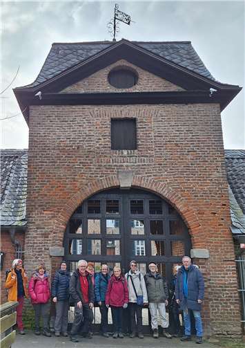 Vor der Wolfsburg in Bornheim-Roisdorf. Foto: privat