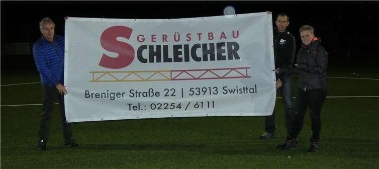 Vor der Zwangspause für den Fußball wurde das neue Banner übergeben. Foto: privat