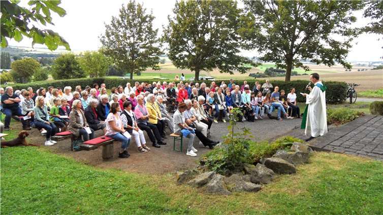 Vor der bald beginnenden Renovierung der Heilig-Kreuz-Kapelle haben die Kirchengemeinde Maifeld und der Förderverein am 8. September 2024 dort ein Fest gefeiert.  Fotos: privat