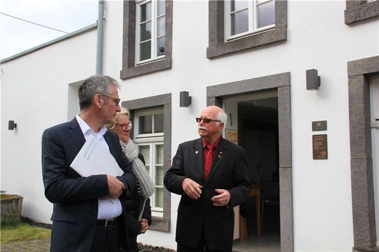 Vor der ehemaligen Synagoge: Hendrik Hering, Astrid Schmitt und Richard Keuler.