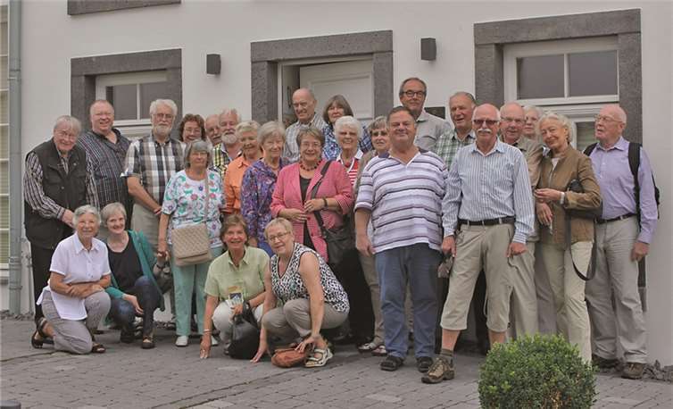 Vor der ehemaligen Synagoge begrüßte Richard Keuler, 5. v.r., die Besuchergruppe des Geschichtsvereins Bergisches Land.privat
