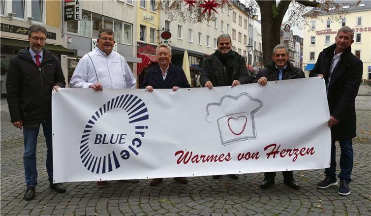 Vor der eigenen Haustür Gutes tun: Strahlende Gesichter bei der offiziellen Vorstellung von Blue Circle als Partner der Veranstaltung „Warmes von Herzen“ v. l.: Manfred Stein (Geschäftsführer Jobcenter Stadt Koblenz), Initiator Jean-Luc Mundel, Bürgermeisterin Ulrike Mohrs, Achim Meis (Leiter Soziale Dienste beim Caritasverband Koblenz), Django Reinhardt und Michael Rech (Blue Circle).Foto: Caritas