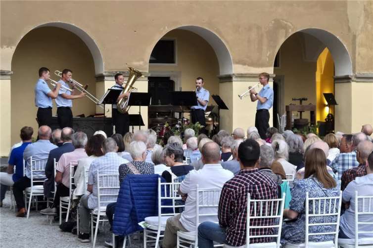 Vor der eindrucksvollen Kulisse des Schlosses bot das Heeresmusikkorps ein abwechslungsreiches Programm. Foto: privat