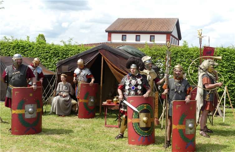 Vor der gallorömischen Tempelanlageauf dem Martberg hatte die 1. Römer-Cohorte Oplaten e.V. ihr Zeltlager aufgeschlagen. Fotos: TE