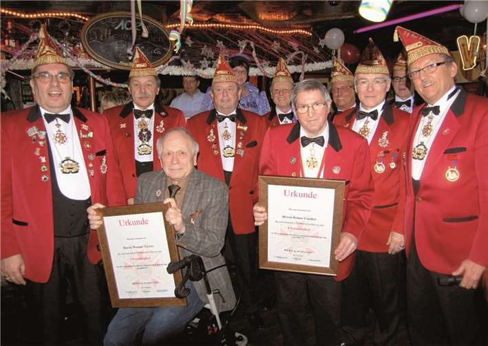 Vor der geschlossenen Mannschaft des KG-Elferrats wurden die Alt-Mitgliedern Werner Terres und Rainer Cordier (mit Urkunden) zu Ehrenmitgliedern ernannt. FA
