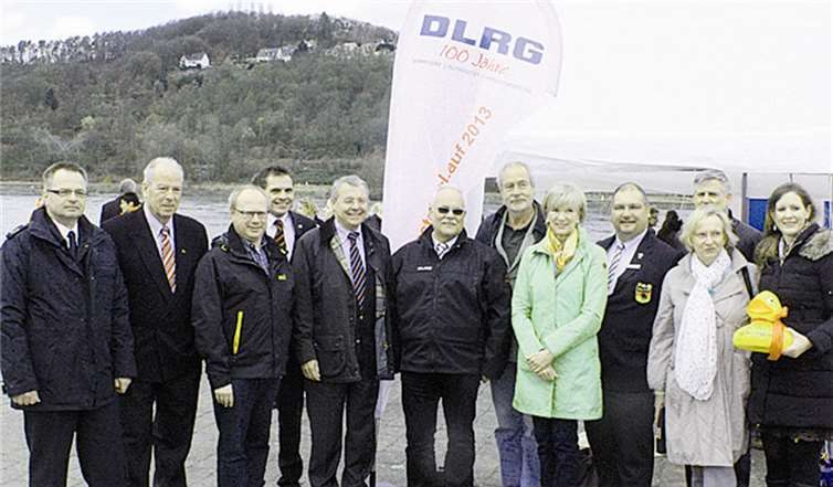 Vor der idyllischen Rheinpromenade von Unkel im Hintergrund warteten die DLRG-Funktionäre auf das Anlegen der Rettungsboote. DL