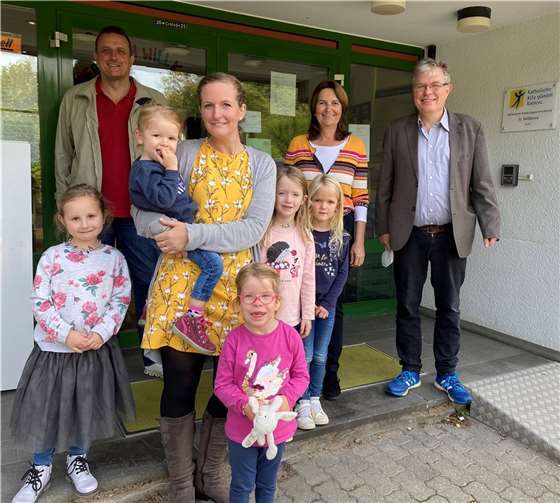 Vor der kath. Kindertagesstätte St. Willibrord in Plaidt (v.L.): Ortsbürgermeister Peter Wilkes, KiTa Leitung Miriam Grothe, Mechthild Heil MdB und Pfarrer Alexander Kurp.Foto: privat