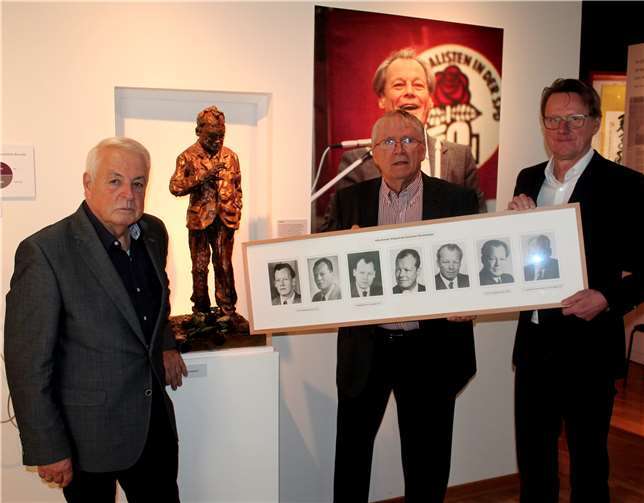Vor der kleinen Nachbildung der Fetting-Skulptur von Willy Brandt präsentierte Andreas Holzapfel (r.) mit Rudolf Barth (l.) und Rudolf Rupperath den Kürschner-Foto-Fries des Altbundeskanzlers. DL