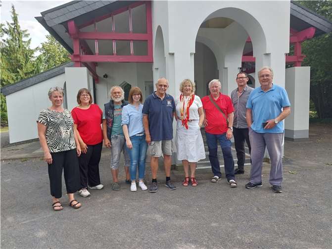Vor der letzten Sitzung des Ortsbeirates Kripp haben sich die Ortsbeiratsmitglieder zu einem Vororttermin auf dem Kripper Friedhof eingefunden. Quelle: Ortbeirat Kripp