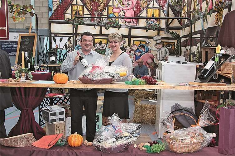 Vor der malerischen Kulisse des „Rheinbacher Landlebens“ von Janni Feuser präsentierte Wein-Präsente Willen einen guten Tropfen.
