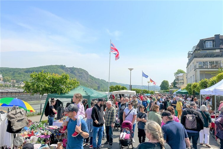 Vor der malerischen Kulisse lädt der Trödel- und Antikmarkt in Remagen zum entspannten Bummeln und Entdecken ein.