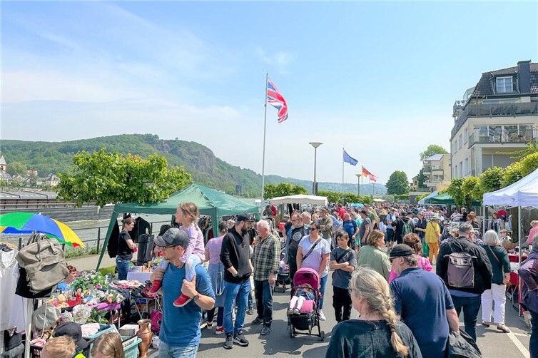 Vor der malerischen Kulisse lädt der Trödel- und Antikmarkt in Remagen zum entspannten Bummeln und Entdecken ein.