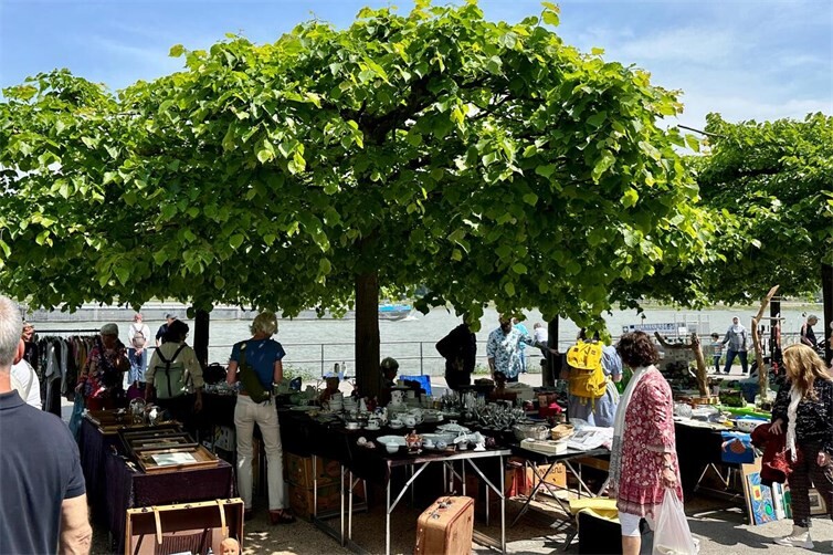 Vor der malerischen Kulisse lädt der Trödel- und Antikmarkt in Remagen zum entspannten Bummeln und Entdecken ein.