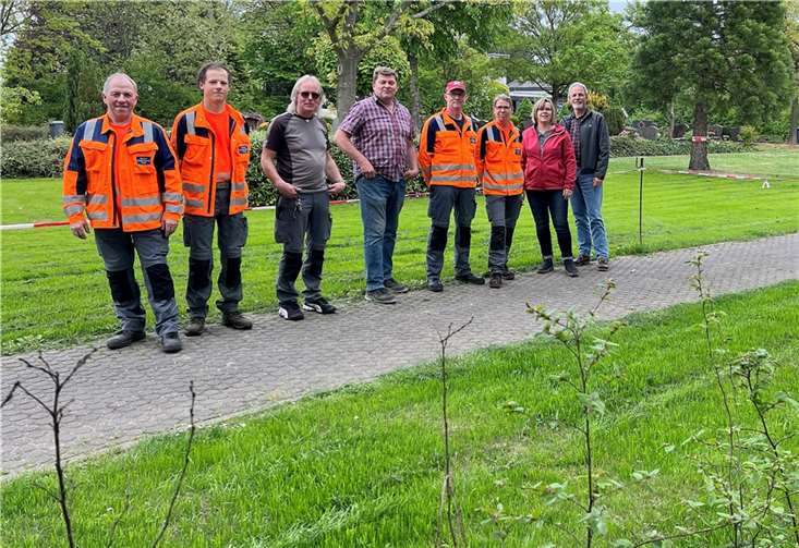 Vor der neu angelegten Rasenfläche. Fotos: privat