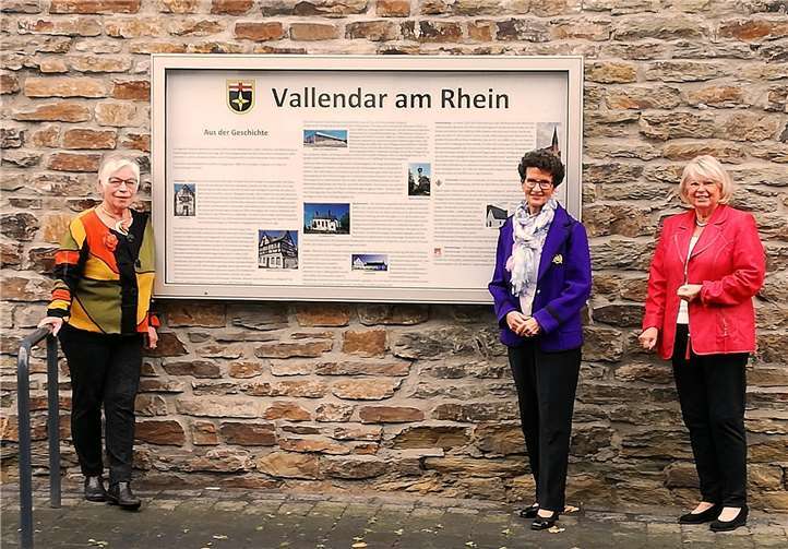 Vor der neuen Tafel (v.l.) trafen sich Ulrike Kray, Vorsitzende der CDU-Frauen-Union, Anita Herr, Vorsitzende der Verkehrsvereins, mit ihrer Stellvertreterin Ingrid Bösch.Quelle: Verkehrkehrsverein Vallendar e.V. (VVV)