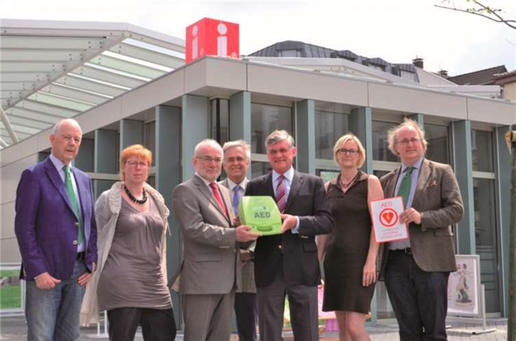 Vor der neuen Touristinfo überreichte Dr. Axel Bolsinger einen Defibrillator an Oberbürgermeister Nikolaus Roth.HEP