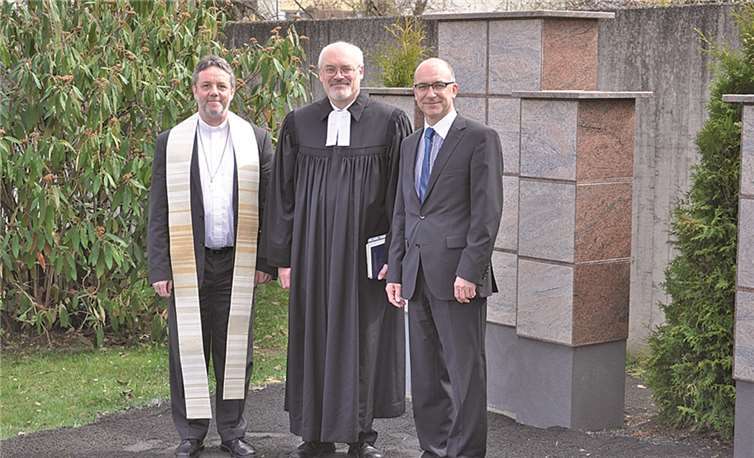 Vor der neuen Urnenwand am Friedhof Bonner Straße: (v.l.n.r.) Pfarrer Dr. Reinhold Malcherek, Pfarrer Mathias Mölleken und Bürgermeister Bert Spilles. Stadt Meckenheim