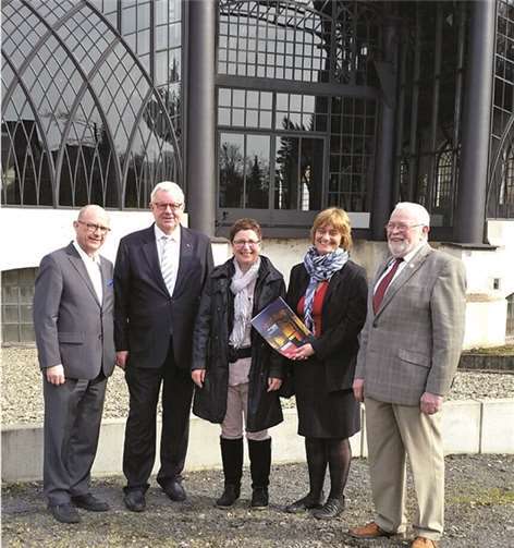 Vor der restaurierten Westfassade der Sayner Hütte trafen sich Bürgermeister Michael Kessler und MdB Michael Fuchs mit den Mitgliedern des CDU-Stadtverbandes Bendorf (v.re.) Werner Dietz, Dr. Ute Stuhlträger-Fatehpour und Barbara Friedhofen. pirvat